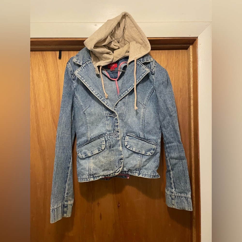 Juniors- Jean Jacket with removable hoodie! Size: Small